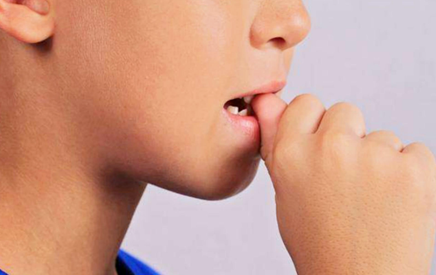 孩子爱咬指甲，不是小毛病，家长别忽视！